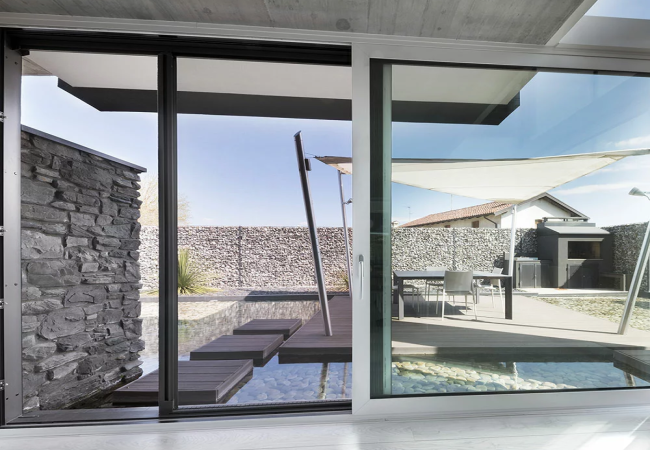 Les moustiquaires d'été, un vraie solution pour passer de belles et sereines soirées 